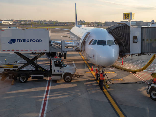 ジェット ブルー航空旅客機供給と jfk 空港の燃料補給 - us fba air express ストックフォトと画像