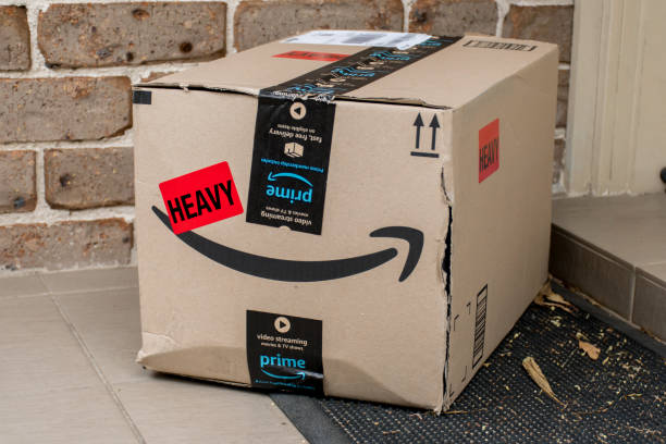 アマゾンプライムボックスは、住宅の正面玄関に配信 - amazon fbm shipping ストックフォトと画像