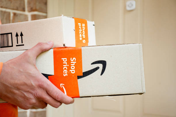 アマゾンのプライムボックスは、住宅の正面玄関に配達されます。 - amazon fbm shipping ストックフォトと画像
